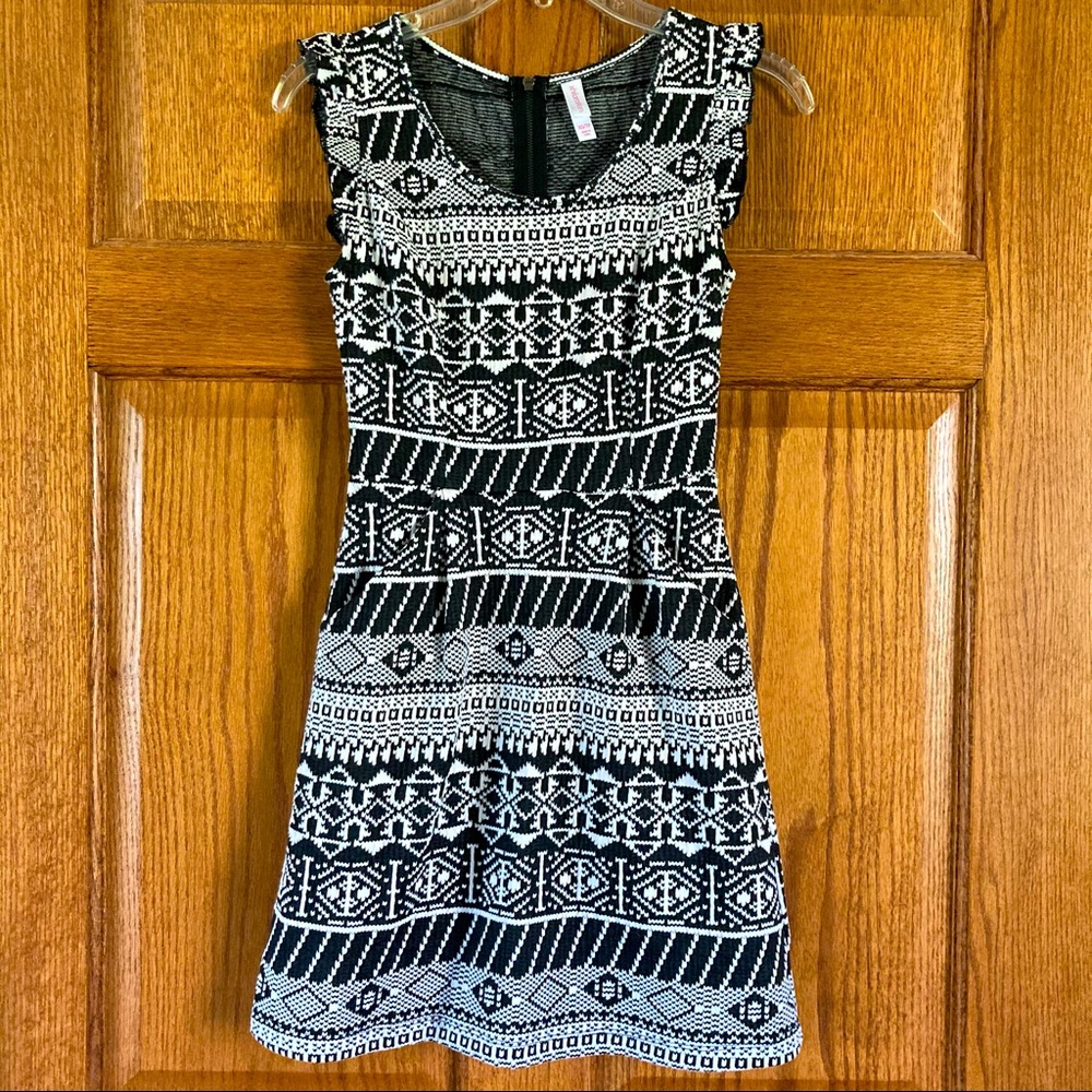 5/$15 Xhilaration Simple Black and White Mini Dress XS, Jr. (BUNDLE ONLY)